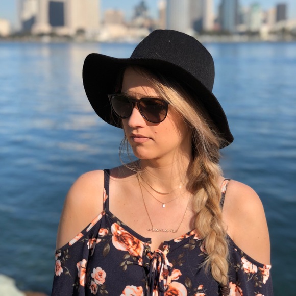 Meet your Posher, Nicole - Picture 1 of 1